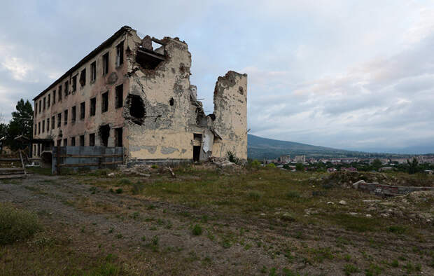 Казармы миротворцев, разрушенные грузинской артиллерией.