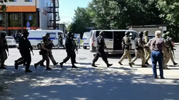 СК опубликовал видео с пакетом денег из захваченного банка в Тюмени