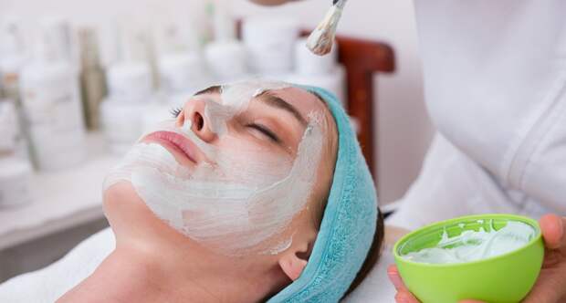 Известная российская блогерша покрылась прыщами после популярной процедуры