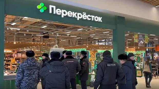 Плугин: мигранты не должны работать в петербургских магазинах