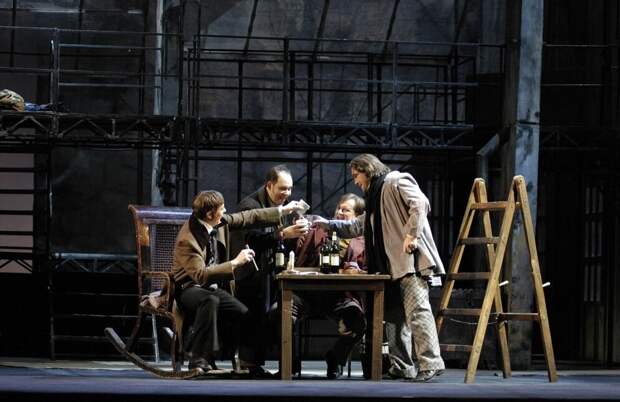 Сцена из оперы "Богема" Дж.Пуччини на сцене Парижской оперы