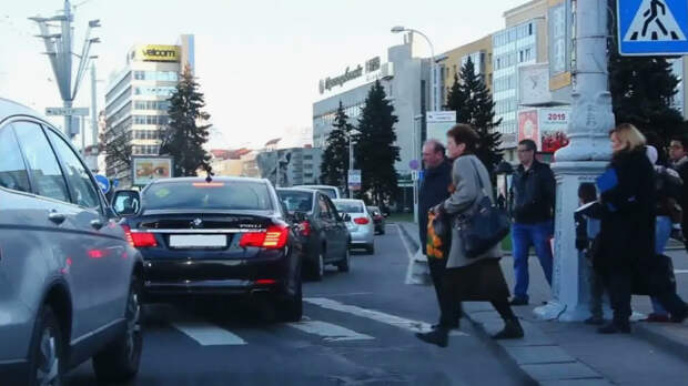 За что ГАИ штрафует водителей, остановившихся на «зебре» в пробке