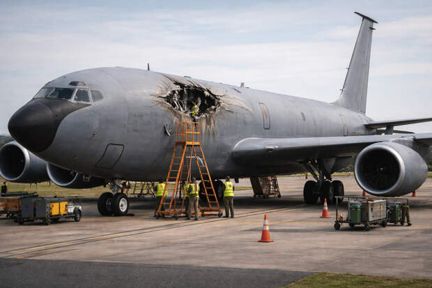 Самолет-заправщик ВВС США поврежден осколками: КС-135 выведен на ремонт