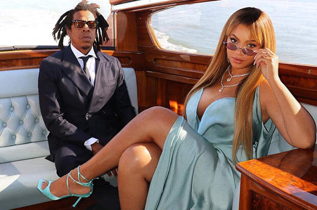 Бейонсе опубликовала новые снимки из отпуска в Италии и показала свой образ со свадьбы Александра Арно