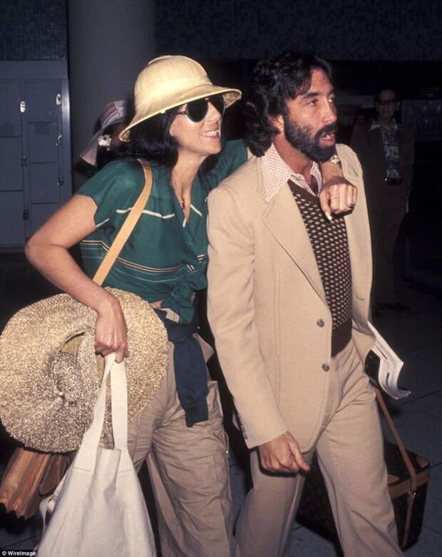 Шер со своим продюсером Сэнди Галлином, март 1977 г. архивные фотографии, аэропорт, аэропорты, знаменитости, известные люди, старые фото, фото знаменитостей