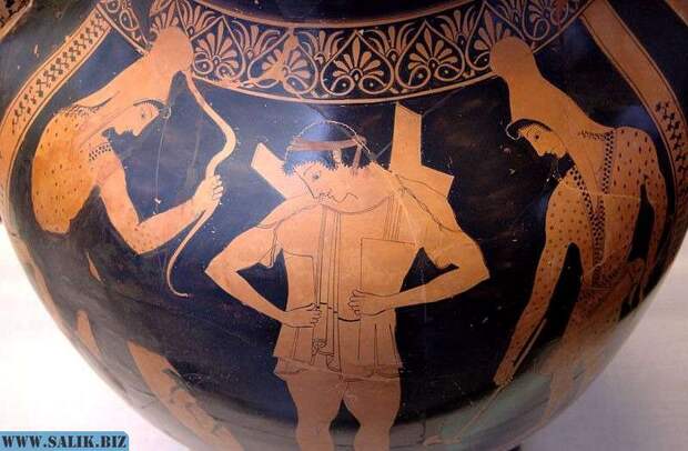 Воин, надевающий линоторакс. Ваза древнегреческого гончара Евфимида, IV век до нашей эры.