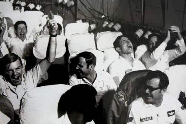Освобождённые из вьетнамского плена американские военнослужащие летят домой. Вьетнам. 28 марта 1973г. интересно, история, фото