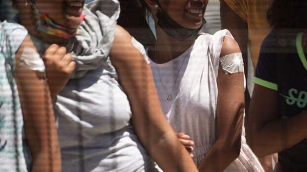 Южноафриканские девушки проходят вакцинацию от ковида