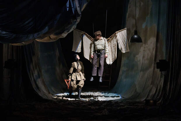 Сцена из спектакля «Все наши дни рождения»