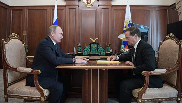 Президент РФ Владимир Путин и председатель правительства РФ Дмитрий Медведев во время встречи. 10 апреля 2018 Президент РФ Владимир Путин и председатель правительства РФ Дмитрий Медведев во время встречи. 10 апреля 2018