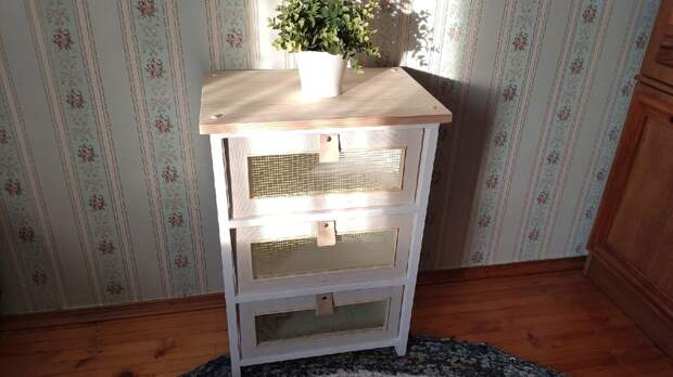 Всем привет! Мне давно нужна была небольшая тумбочка около своего кресла, чтобы складывать туда всякие мелочи: подзарядку, пульты, очки, блокнот, ручки, т. е. все, что нужно для приятного вечера.-11-5