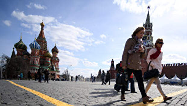 Туристы на Красной площади в Москве