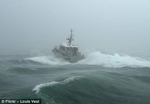 Лоцманская лодка ищет судно в сплошной пелене дождя около порта Хьюстона буря, корабли, море, океан, стихия, суда, фото, шторм