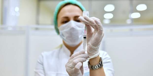 Собянин заявил, что сделавшие прививку давно могут быть подвержены новому штамму. Фото: Ю. Иванко mos.ru