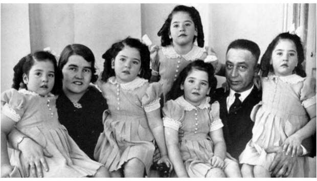 Эльзир и Олива Дионн со своими пятерняшками. Эльзир и Олива Дионн со своими пятерняшками.