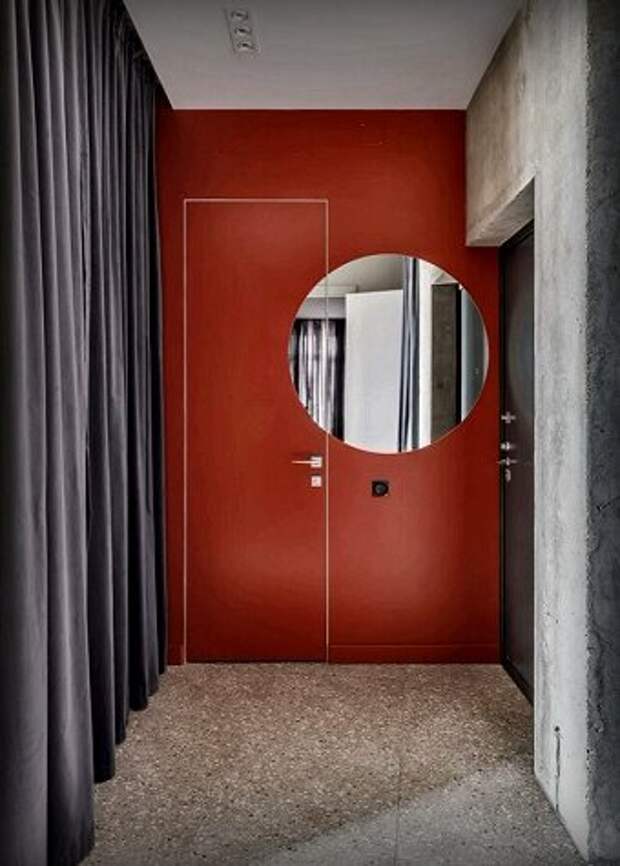 Как спрятать неприглядную входную дверь в квартиру? 6 рабочих советов