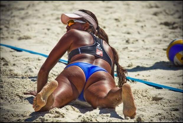 Увлекательные кадры с женского пляжного волейбола волейбол, кадры, пляж, спорт