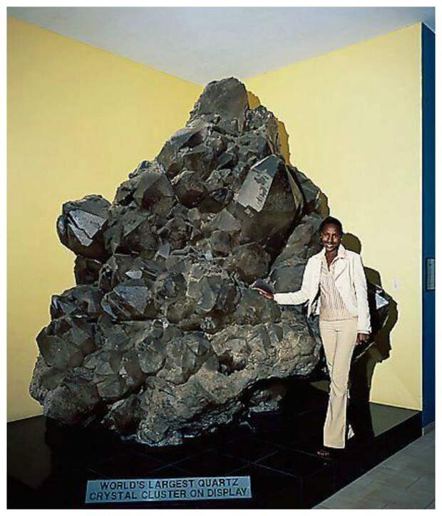 Крупнейший в мире кварцевый кристаллический кластер драгоценности, камни, огромные, полудрагоценные, самые большие, факты