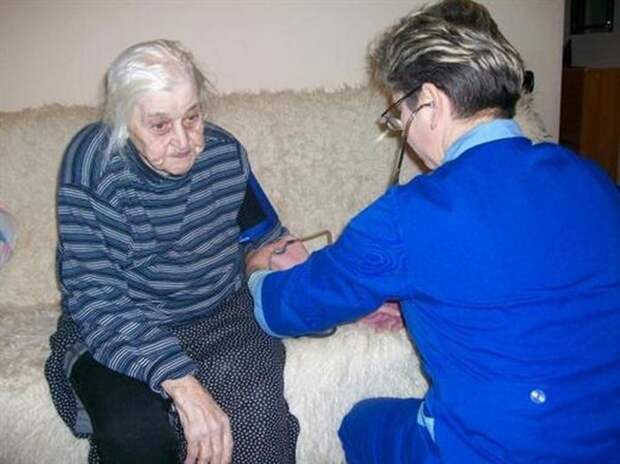 97-летняя старушка выпала из окна и спаслась старушка, спасение, падение