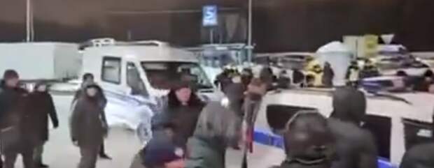 Эскалация Напряжения: Полиция Против Таксиста-Таджика  На одном из самых оживленных рынков Москвы, «Садовод», произошел инцидент, который вызвал широкий резонанс.-8