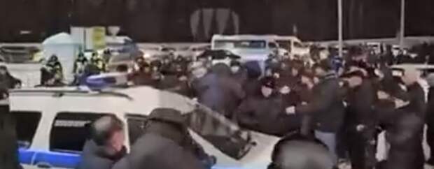 Эскалация Напряжения: Полиция Против Таксиста-Таджика  На одном из самых оживленных рынков Москвы, «Садовод», произошел инцидент, который вызвал широкий резонанс.-7
