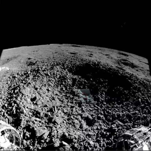 Китайский спутник нашел на обратной стороне Луны странные следы