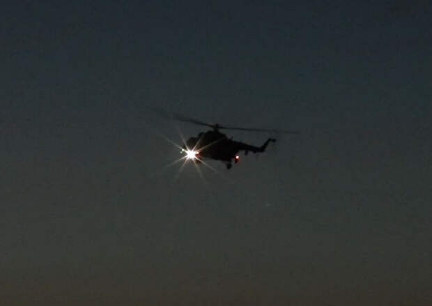 Специалисты поисково-спасательной группы на вертолете Ми-8ПСГ ВКС России выполнили боевую задачу в ночное время в зоне проведения СВО