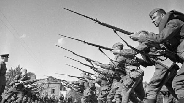 Латвия подбирается к памятнику воинам-освободителям Риги штрафами за форму ВОВ