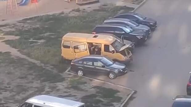 Школьники из Тольятти разобрали «Газель» прямо во дворе