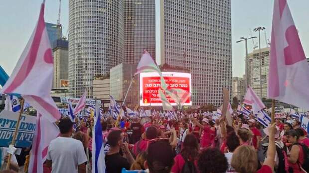 Тысячи людей вышли на митинг в Тель-Авиве, требуя сделки по заложникам
