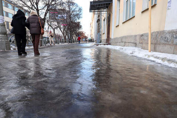 Сама виновата: краснодарка получила перелом ноги, поскользнувшись на неубранной дороге