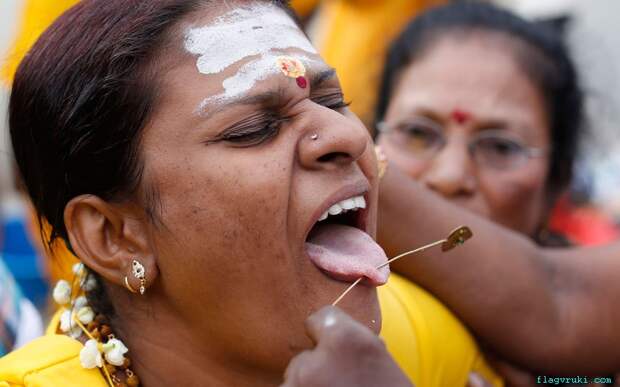 На фото: женщине пронзают язык во время паломничества в храм Пещеры Бату в Куала-Лумпуре.