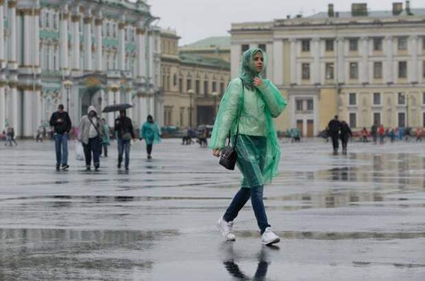 Петербуржцы жалуются на лужи и забитые ливневки после урагана