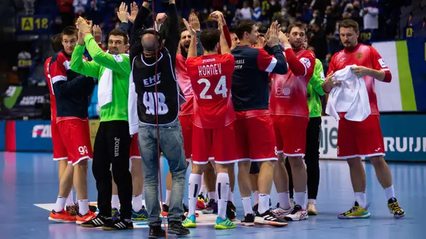 Прыжок выше головы: мужская сборная России стартовала с трёх побед на чемпионате Европы по гандболу