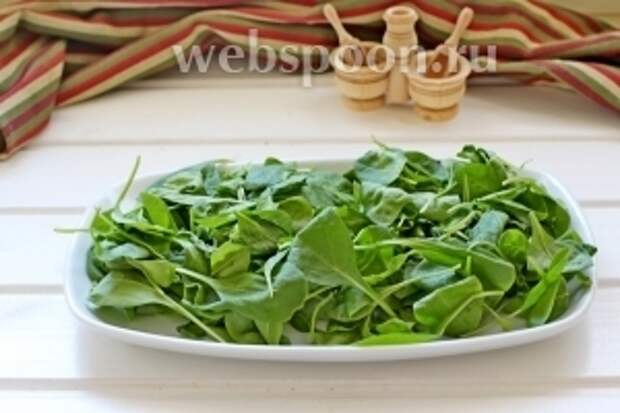 На тарелку выложить «подушку» из листьев молодого шпината (заранее промытые и обсушенные).