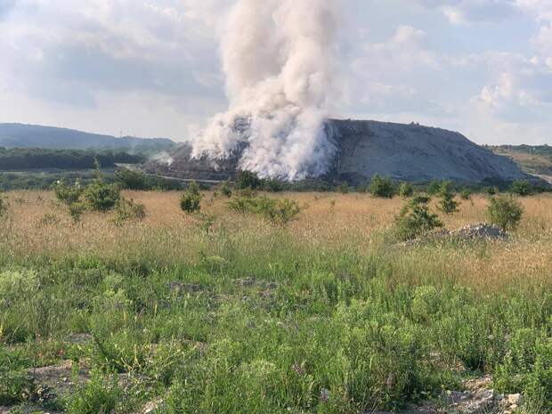 Жители Новороссийска жалуются на невыносимую вонь с горящей свалки. Власти считают иначе