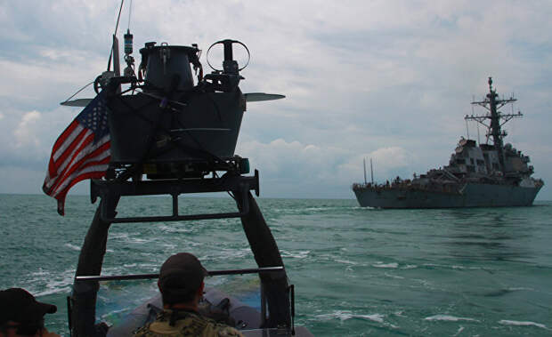 Эсминец ВМС США USS Carney во время учений в Черном море Эсминец ВМС США USS Carney во время учений в Черном море