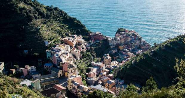 Вид на город с холма. / Фото: www.bestofcinqueterre.com Вид на город с холма. / Фото: www.bestofcinqueterre.com