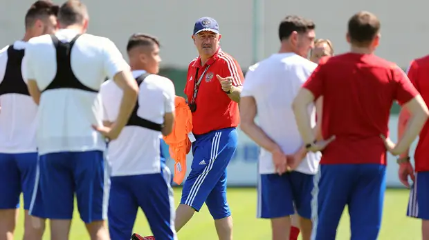 Черчесов о новичках в сборной России: в футбол стеснительные не играют