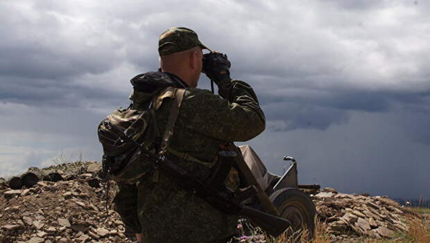 Военнослужащий Народной милиции ЛНР на позициях у линии соприкосновения в Донбассе. Архивное фото