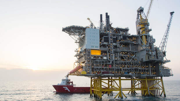 Нефтяная платформа и танкер в Северном море - РИА Новости, 1920, 19.01.2022