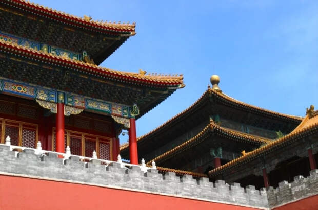 Житель Китая закопал Mercedes-Benz рядом с умершим родственником