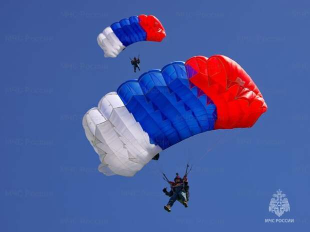 Спасатели-десантники МЧС России повышают навыки в прыжках с парашютом на сушу