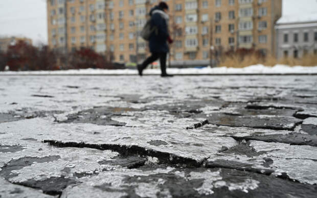 Москвичей предупредили о гололедице