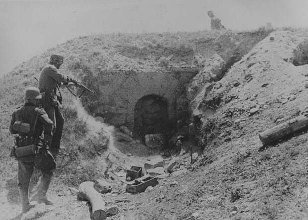 Документальное фото: обстрел фашистскими войсками керченских каменоломен