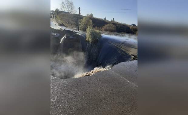 Из-за прорыва дамбы в Алтайском крае вода разрушила дорогу