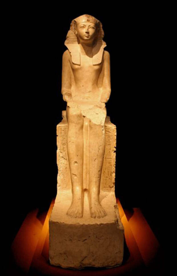 Сидящая статуя Хатшепсут. / Фото: Universal Images Group / Getty Images