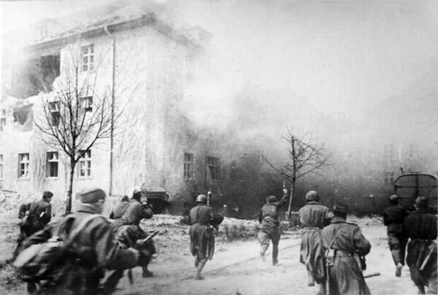 Кёнигсберг, апрель 1945-го. Штурмовая группа совершает бросок на укрепленное здание.