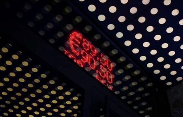 Табло с котировками валют в Москве, Россия 7 сентября 2020 года. REUTERS/Maxim Shemetov