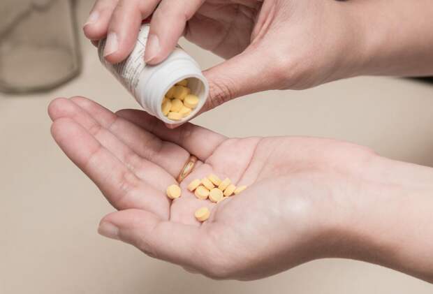 methotrexate-yellow-pills-being-poured-into-hand-from-bottle